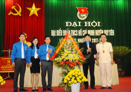 Đồng chí Bùi Minh tuấn - Phó Trưởng Ban TNTH Trung ương Đoàn tặng hoa chúc mừng Đại hội